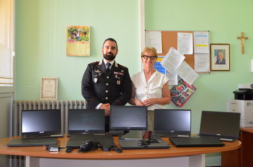 Furti alla scuola "Nazario Sauro" di Imperia: denunciati due uomini, recuperata gran parte della refurtiva Furti alla scuola "Nazario Sauro" di Imperia: denunciati due uomini, recuperata gran parte della refurtiva