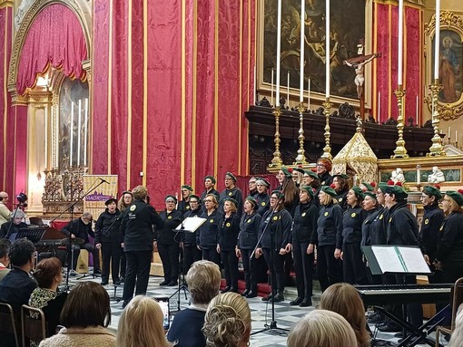 Il coro “ConClaudia” incanta Malta e porta la magia del Natale nelle case di riposo del territorio