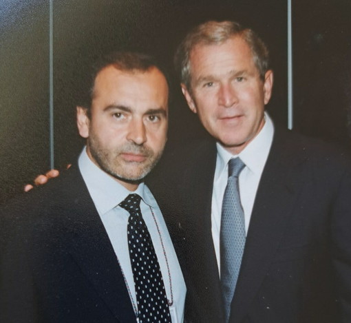 Il già Comandante dei NOCS Claudio Clemente ospite dei Martedì Letterari del casinò di Sanremo. Nella foto Clemente assieme al 43º presidente degli Stati Uniti d'America George W. Bush Il già Comandante dei NOCS Claudio Clemente ospite dei Martedì Letterari del casinò di Sanremo. Nella foto Clemente assieme al 43º presidente degli Stati Uniti d'America George W. Bush