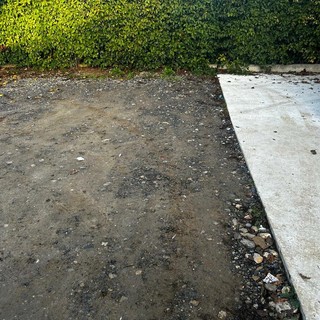 Disagi a Caramagna, il quartiere dimenticato: dai cassonetti al buio agli ingressi scolastici allagati