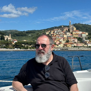 La rassegna 'Cervo in blu d'inchiostro' porta gli scrittori in barca a vela. Ieri con Carlo Lucarelli (foto)