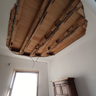 Crolla il soffitto in un ufficio della Regione Liguria a Imperia, i sindacati: “Serve un piano urgente per la sicurezza sul lavoro” Crolla il soffitto in un ufficio della Regione Liguria a Imperia, i sindacati: “Serve un piano urgente per la sicurezza sul lavoro”