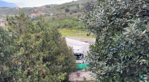 Parcheggio camion a Barcheto: un esperimento fallito che continua a creare pericoli Parcheggio camion a Barcheto: un esperimento fallito che continua a creare pericoli