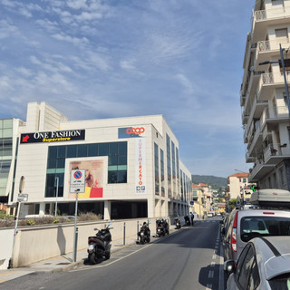 Via XXV Aprile, i residenti si uniscono contro il degrado: parte la raccolta firme