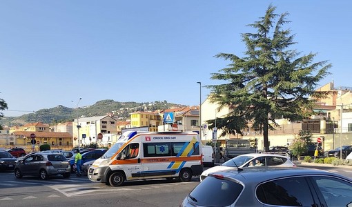 Imperia, scontro tra due scooter alla rotonda di via della Repubblica: ferita una giovane di 25 anni Imperia, scontro tra due scooter alla rotonda di via della Repubblica: ferita una giovane di 25 anni