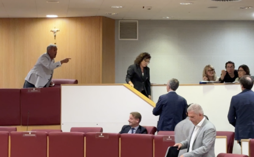 Il consiglio regionale vota sul bilancio: non ammessi in discussione gli ordini del giorno della minoranza sui nuovi supermercati Esselunga Il consiglio regionale vota sul bilancio: non ammessi in discussione gli ordini del giorno della minoranza sui nuovi supermercati Esselunga