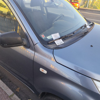 Ad Imperia continua l’invasione dei bigliettini delle compravendite di auto usate o da rottamare Ad Imperia continua l’invasione dei bigliettini delle compravendite di auto usate o da rottamare