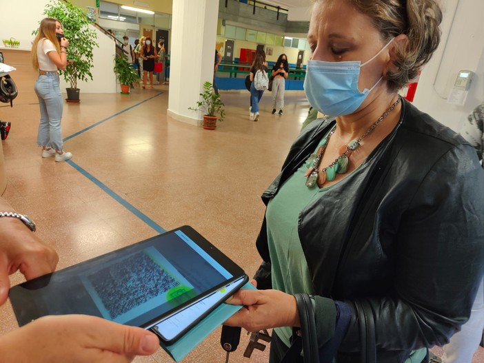 Green pass obbligatorio per tutti i lavoratori: lo ha deciso il Cdm all'unanimità. Sospeso chi è senza certificato e sanzioni anche per chi non controlla Green pass obbligatorio per tutti i lavoratori: lo ha deciso il Cdm all'unanimità. Sospeso chi è senza certificato e sanzioni anche per chi non controlla