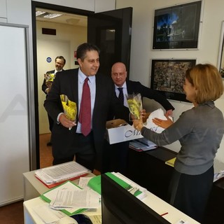 Regione Liguria: 8 marzo, gli auguri del Presidente Giovanni Toti e degli assessori, consegnate le mimose alle dipendenti di via Fieschi