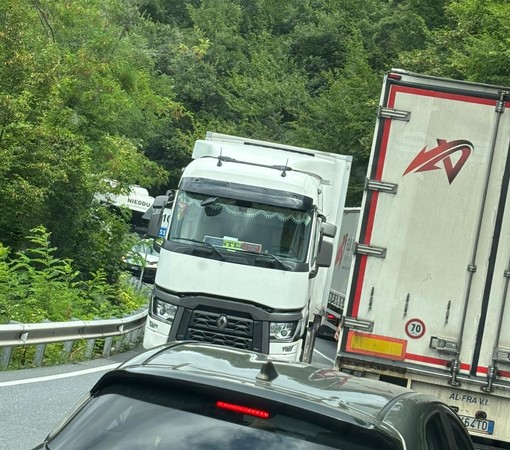 Pornassio, la Statale 28 di nuovo bloccata dai tir: strada chiusa in entrambi i sensi Pornassio, la Statale 28 di nuovo bloccata dai tir: strada chiusa in entrambi i sensi