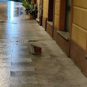 Pezzo di cornicione cede in corso Garibaldi a Porto Maurizio: sfiorata la tragedia Pezzo di cornicione cede in corso Garibaldi a Porto Maurizio: sfiorata la tragedia