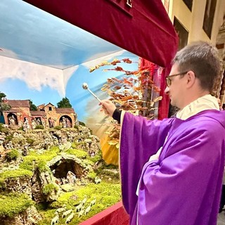 Diano Marina accende il Natale: Don Luca benedice il presepe parrocchiale