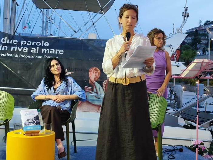 "Due parole in riva al mare": al via la 15ª edizione del festival letterario all’Hotel Riviera dei Fiori (Video) "Due parole in riva al mare": al via la 15ª edizione del festival letterario all’Hotel Riviera dei Fiori (Video)