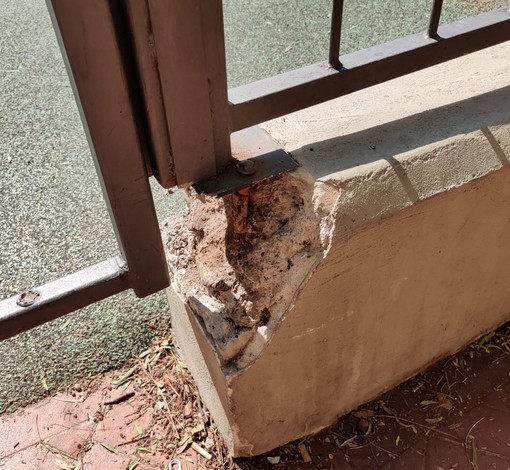 Allarme sicurezza a Largo Ghiglia: una ringhiera pericolante mette a rischio i bambini Allarme sicurezza a Largo Ghiglia: una ringhiera pericolante mette a rischio i bambini