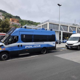 Nelle foto le forze dell'ordine attendono l'arrivo dei tifosi della Sanremese alla stazione  del capoluogo