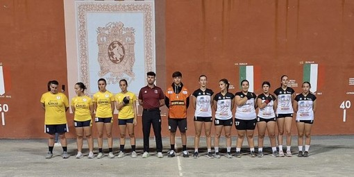 Le quadrette a centrocampo prima della finale di andata