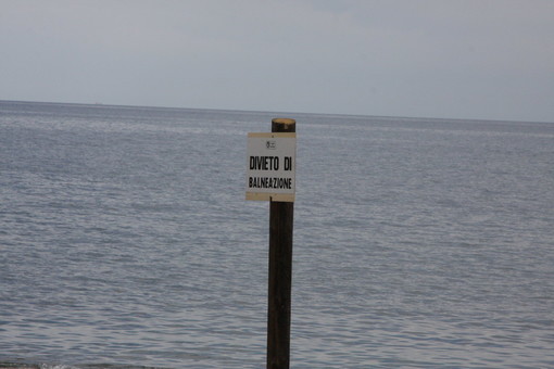 Diano Marina: sversamento di liquami in mare, scatta il divieto di balneazione Diano Marina: sversamento di liquami in mare, scatta il divieto di balneazione