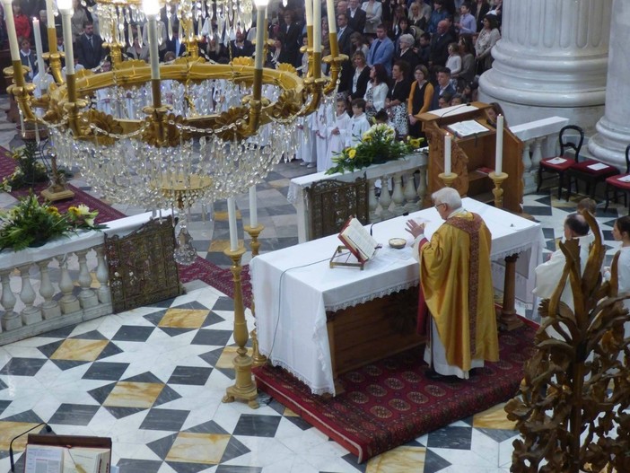 Il Duomo di Porto Maurizio si prepara alle feste di Natale Il Duomo di Porto Maurizio si prepara alle feste di Natale