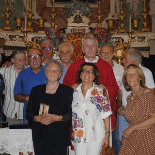 Caravonica abbraccia Don Gian Franco Minasso nei suoi 50 anni di sacerdozio