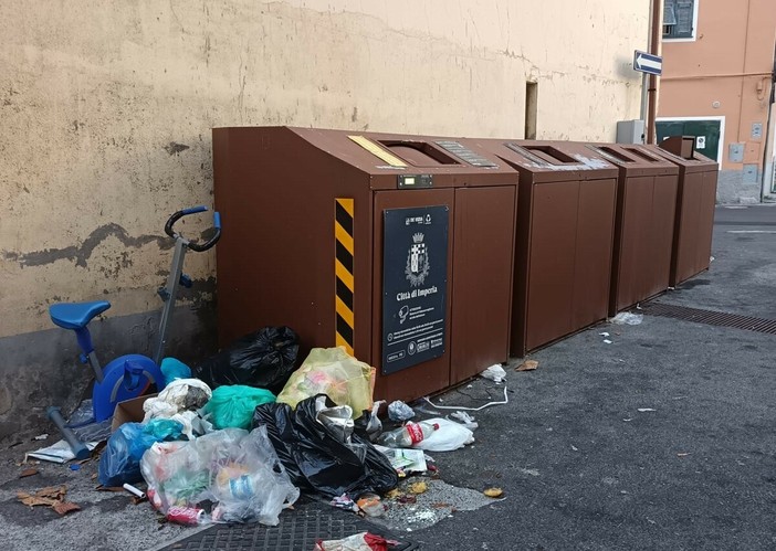 Fondura di Porto Maurizio, il degrado continua a preoccupare: i residenti invocano le telecamere Fondura di Porto Maurizio, il degrado continua a preoccupare: i residenti invocano le telecamere