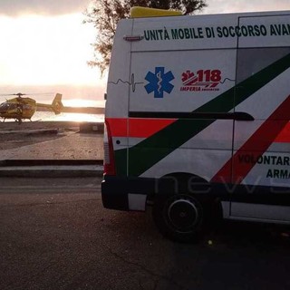Riva Ligure: donna caduta da un terrazzo, mobilitazione di soccorsi ed elicottero atterrato sul litorale (Foto e Video)