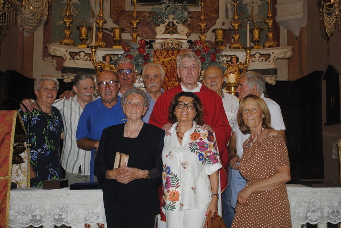 Caravonica abbraccia Don Gian Franco Minasso nei suoi 50 anni di sacerdozio