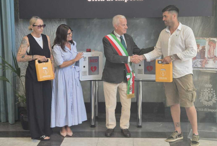 Imperia, donati due defibrillatori in ricordo di Marco Di Pietro Imperia, donati due defibrillatori in ricordo di Marco Di Pietro