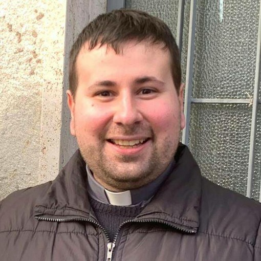 Don Gianluigi Peirano pronto ad entrare a Dolcedo e saluta i suoi ex parrocchiani Don Gianluigi Peirano pronto ad entrare a Dolcedo e saluta i suoi ex parrocchiani