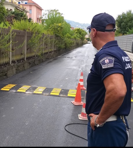 Diano Marina: posizionati tre dossi in via Saponiera, limite di 40 chilometri orari (foto) Diano Marina: posizionati tre dossi in via Saponiera, limite di 40 chilometri orari (foto)