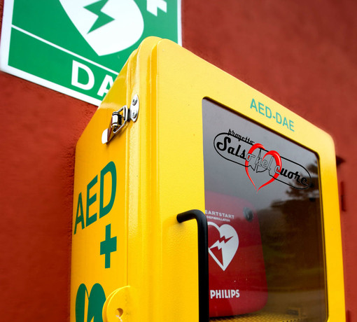 Un defibrillatore per il comando della polizia locale, agenti a scuola di pronto soccorso Un defibrillatore per il comando della polizia locale, agenti a scuola di pronto soccorso