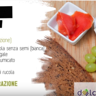 La ricetta del lunedì: oggi prepariamo dolci tartine con uva e salmone La ricetta del lunedì: oggi prepariamo dolci tartine con uva e salmone