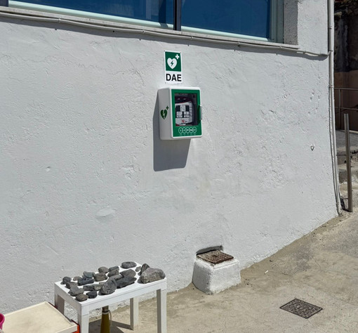 Cervo, spiagge più sicure: installati due nuovi defibrillatori sul litorale Cervo, spiagge più sicure: installati due nuovi defibrillatori sul litorale
