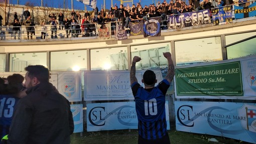 Costantini esulta sotto il settore ospiti del Comunale, il derby e nerazzurro (Foto Flammia)