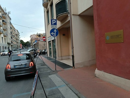 Via Schiva, arriva il tratto di pista ciclabile a pettine: apre il cantiere e scattano i divieti