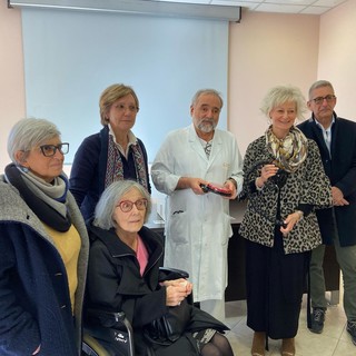 Imperia, l'AISLA dona un campanello per il reparto di pneumologia