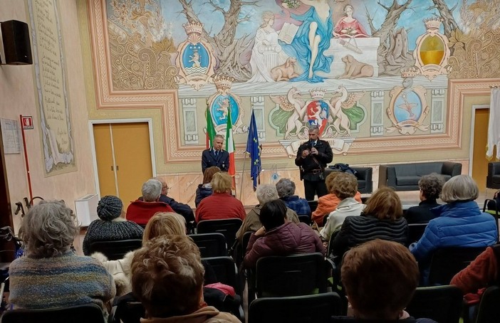 Sicurezza e prevenzione, anziani di Diano Marina a lezione per difendersi dai truffatori Sicurezza e prevenzione, anziani di Diano Marina a lezione per difendersi dai truffatori