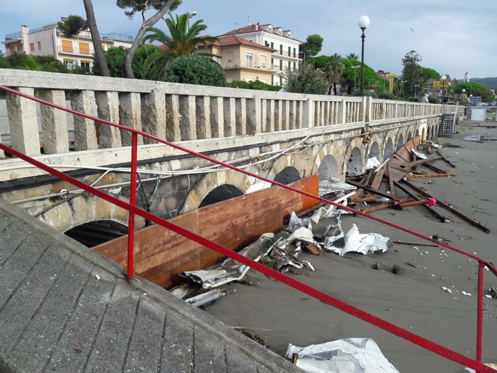 Maltempo, la conta dei danni a Diano Marina, alberi caduti, danneggiati la passeggiata a mare e il cimitero (foto) Maltempo, la conta dei danni a Diano Marina, alberi caduti, danneggiati la passeggiata a mare e il cimitero (foto)