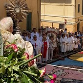 La novità, la processione del Corpus Domini di Imperia passa tra le bancarelle della Fiera del Libro La novità, la processione del Corpus Domini di Imperia passa tra le bancarelle della Fiera del Libro