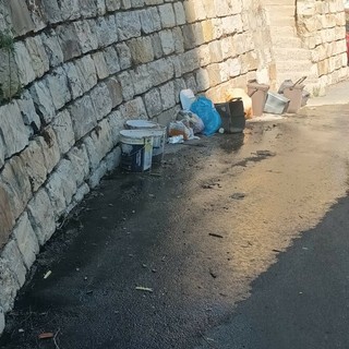 Allarme degrado a Borgo San Moro: perdita d'acqua e cattivi odori a pochi passi dalla scuola