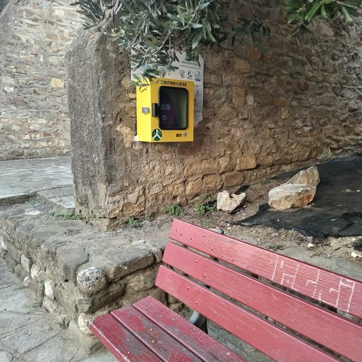 Al Parasio, un defibrillatore “salvavita”… ma a ostacoli