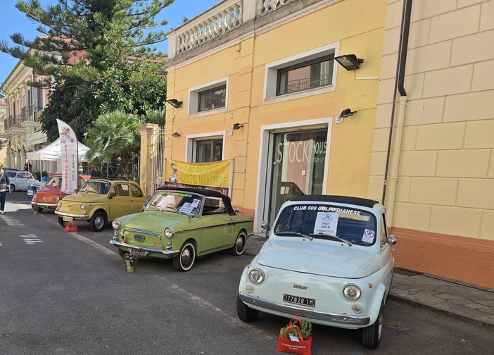 Nel Golfo Dianese rombano i motori delle vecchie 500, al via il dodicesimo raduno