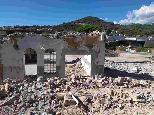 Imperia: al via le operazioni di demolizione dell'ex stabilimento Sasso (foto)