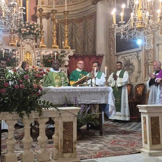 Chiusanico accoglie il nuovo parroco Don Honoré Dzinego nel segno della fede