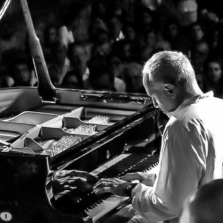 Cervo Jazz sul sagrato dei Corallini: grande partecipazione al concerto di Danilo Rea (Video)