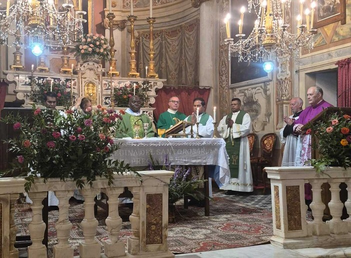 Chiusanico accoglie il nuovo parroco Don Honoré Dzinego nel segno della fede Chiusanico accoglie il nuovo parroco Don Honoré Dzinego nel segno della fede