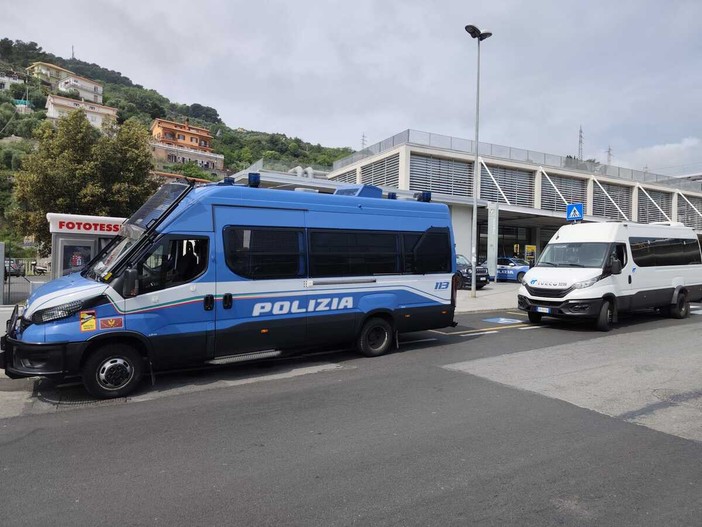 Nelle foto le forze dell'ordine attendono l'arrivo dei tifosi della Sanremese alla stazione  del capoluogo
