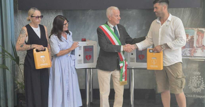 Imperia, donati due defibrillatori in ricordo di Marco Di Pietro Imperia, donati due defibrillatori in ricordo di Marco Di Pietro