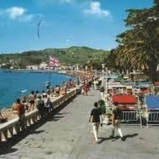 ACCADDE OGGI,  12 OTTOBRE 1985. Ottobre da favola: acqua del mare più calda che fuori, tuffi e clima quasi estivo