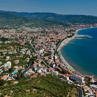 A Diano Marina servono 13,5 anni di stipendio  per comprare 80 metri quadrati, a Imperia il rapporto scende a 7,9 anni