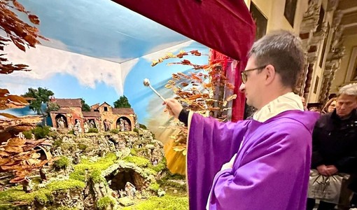 Diano Marina accende il Natale: Don Luca benedice il presepe parrocchiale Diano Marina accende il Natale: Don Luca benedice il presepe parrocchiale